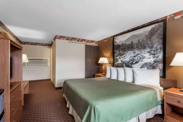 غرفة بسرير كوين بإطلالة على المسبح، Super 8 By Wyndham Lake George/Downtown 3/4