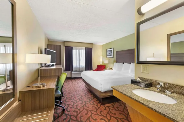 غرفة قياسية بسرير كينج لذوي الإعاقة، Best Western Rochester Marketplace Inn 4/4