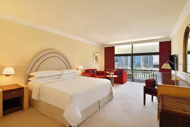 غرفة ديلوكس بسرير كينج بشرفة بإطلالة للمدخنين، Sheraton Grand Doha Resort & Convention Hotel 6/10