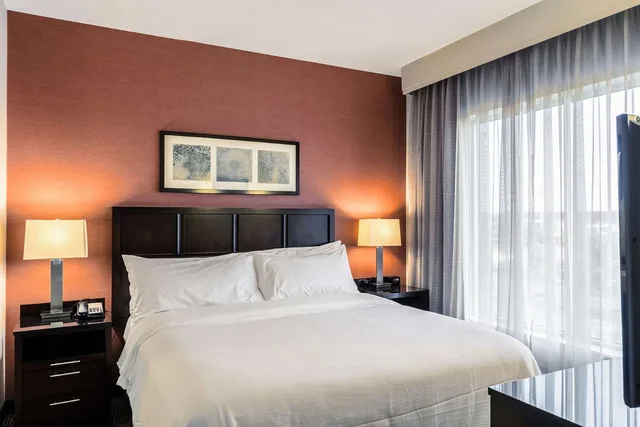 جناح بسرير كينج، Embassy Suites by Hilton Newark Airport 1/4