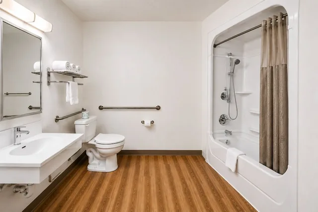 غرفة بسرير كوين لذوي الإعاقة، Econo Lodge Menomonie WI 10/10
