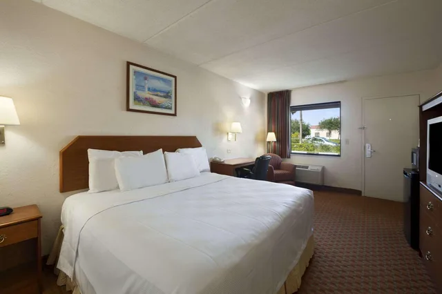 جناح بسرير كينج بغرفة نوم واحدة، Super 8 By Wyndham North Palm Beach 1/3