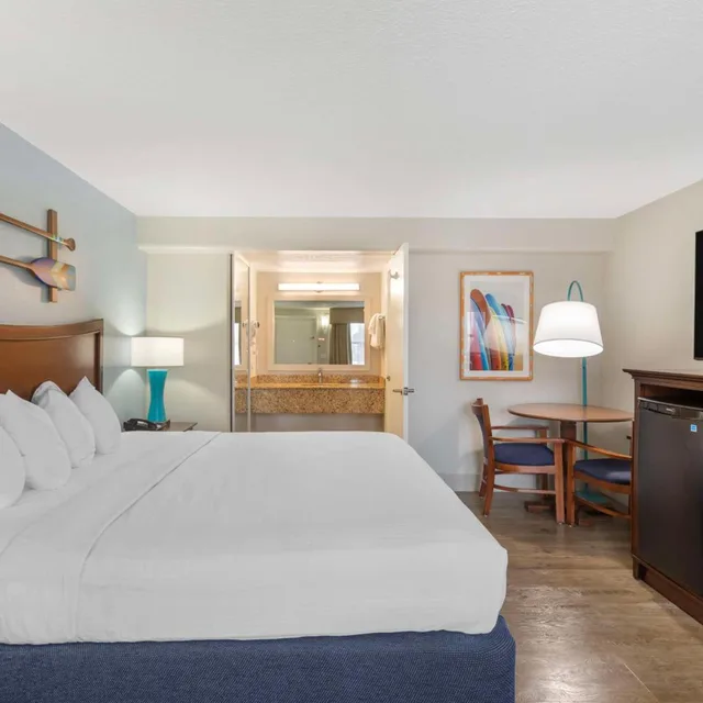 Courtyard, King Bed، Best Western Cocoa Beach Hotel and Suites 4/10