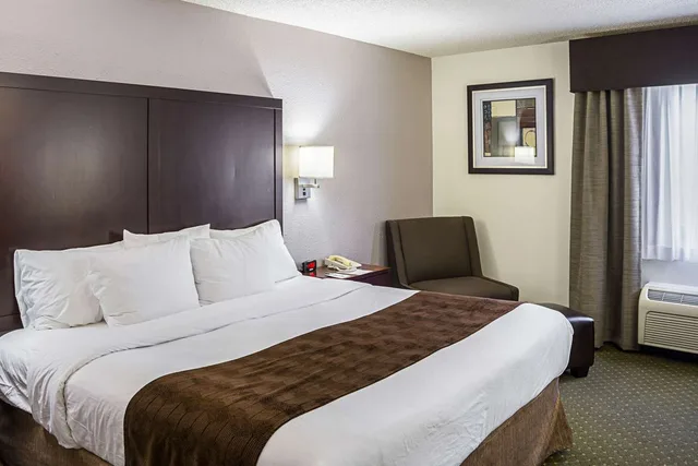 غرفة بسرير كينج، Quality Inn & Suites Clackamas - Portland 1/1