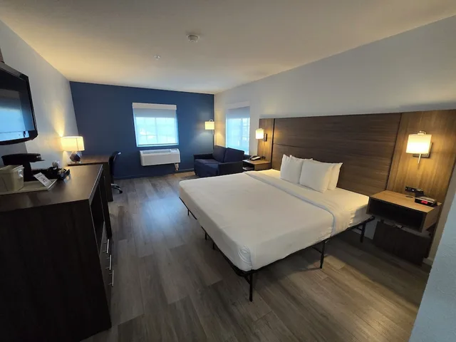 غرفة قياسية بسرير كينج مع أريكة، Quality Inn & Suites Tulare CA 5/10