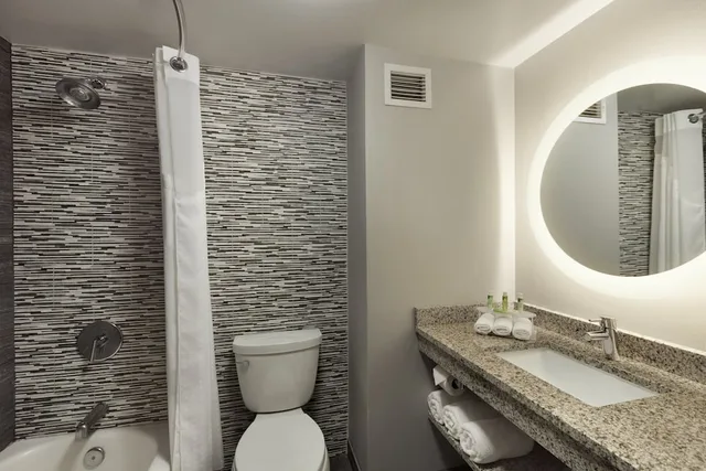جناح بسرير كينج بمنطقة جلوس، Holiday Inn Express Williamsburg North 2/4