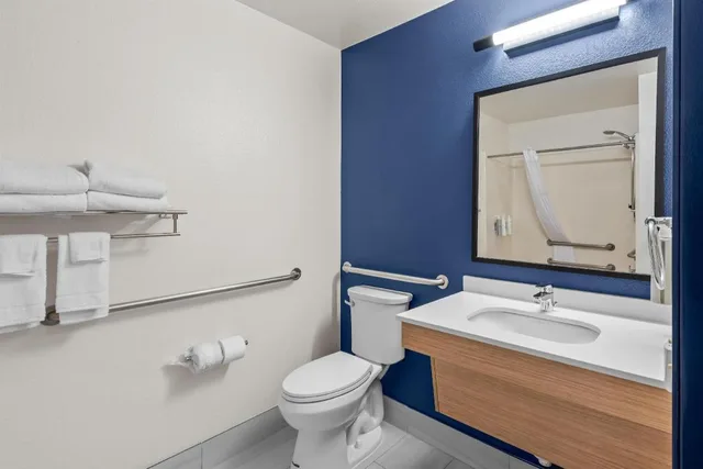 Room, King Bed, Sofa, Accessible, Spark by Hilton Appleton 5/10