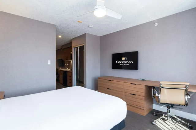 Suite, Queen Bed, Sofa, Kitchenette, Sandman Hotel Victoria 3/5
