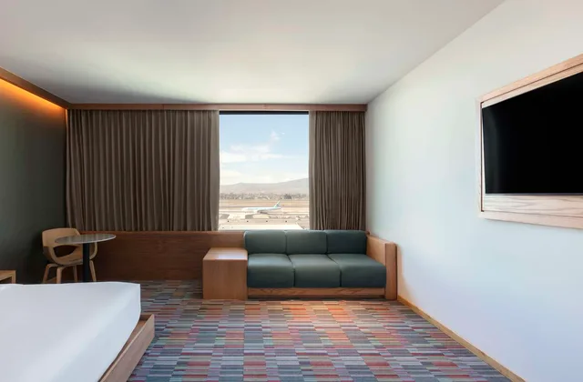 Junior Suite, King Bed, Airport View، Hilton Garden Inn Guadalajara Airport 3/5