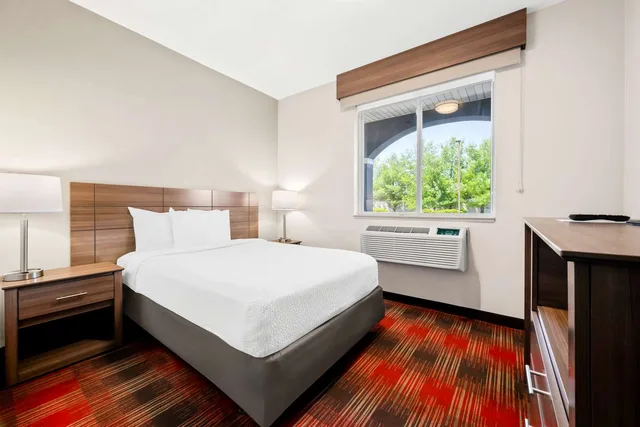جناح بسرير كينج وسرير مزدوج بغرفتي نوم مع أريكة بمطبخ، Best Western Dartmouth-New Bedford 2/3