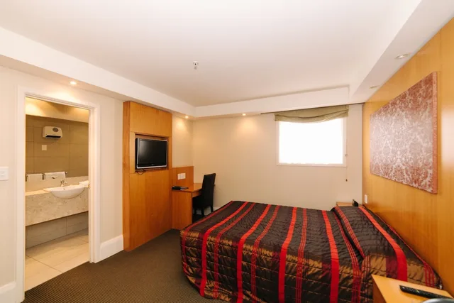 Standard, Queen Bed, Brydone Hotel Oamaru 3/5