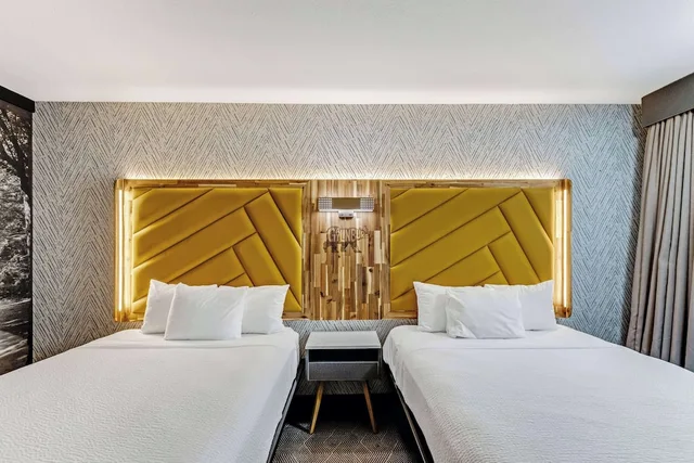 غرفة ديلوكس بسريرين كوين بغرفة نوم واحدة، The Wander Hotel, a Ramada by Wyndham 2/8