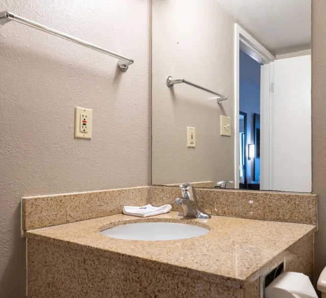 1 Queen Bed - Micfridge, Non-Smoking، Motel6 Branford, CT - New Haven 5/5