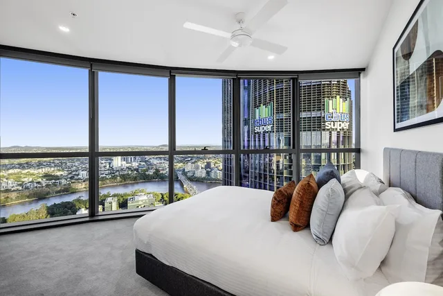 2 Bedrooms, Suite, Queen Bed, Skyline View، Avani Living Queens Wharf Residences 2/5