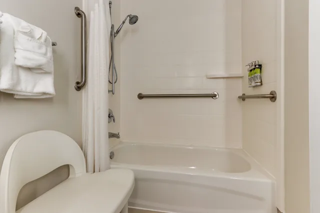 غرفة قياسية بسرير كينج لذوي الإعاقة، Holiday Inn Express Flint-Campus Area 5/5