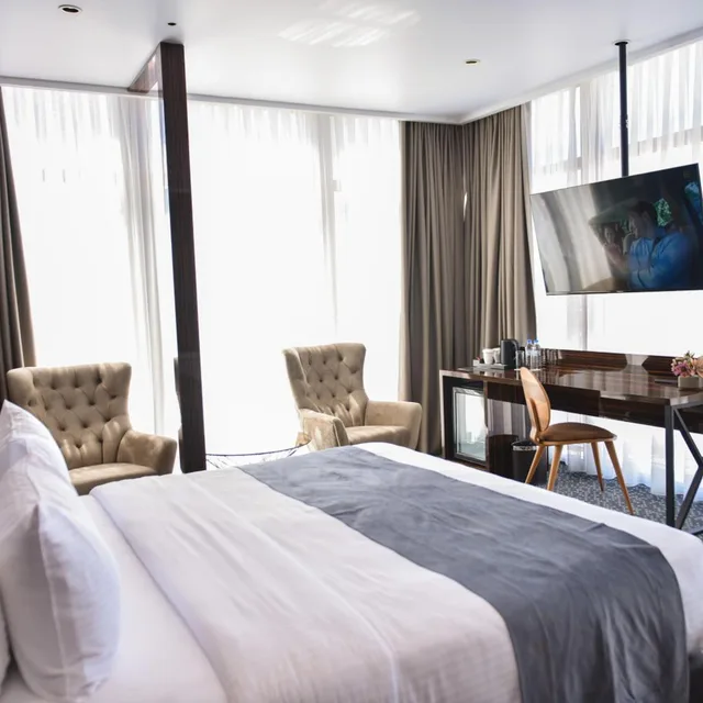جناح جونيور بشرفة، Hotel Monarch 2/9