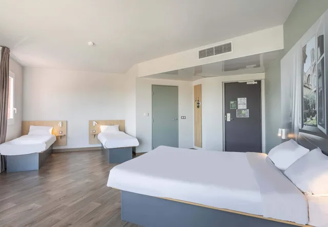 غرفة رباعية بسرير مزدوج وسريرين منفصلين، B&B Hotel Aix-En-Provence Venelles 2/4