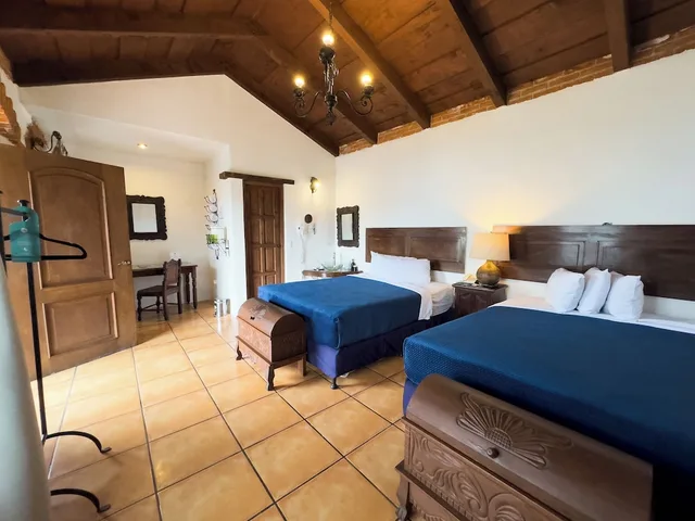 غرفة قياسية رباعية بسريرين كوين، Naif Boutique Hotel & Gallery 3/10