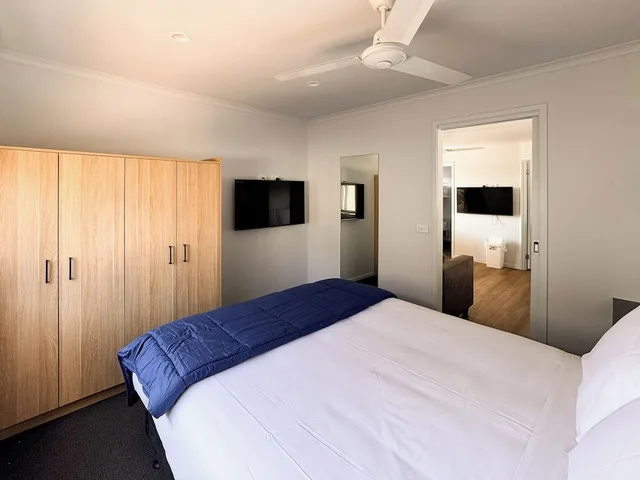 Classic, Cabin, 1 Queen and 2 Bunk Beds, Bendigo Park Lane Holiday Park 1/3