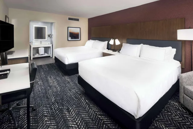 Room, Multiple Beds، DoubleTree by Hilton Manhattan, KS 1/3