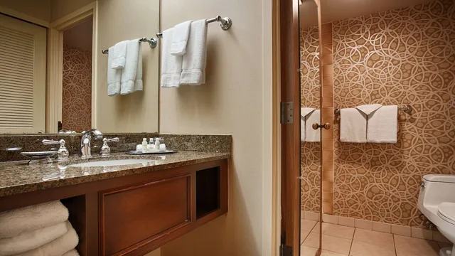 جناح بسرير كوين، Best Western Plus the Normandy Inn Suites 8/9