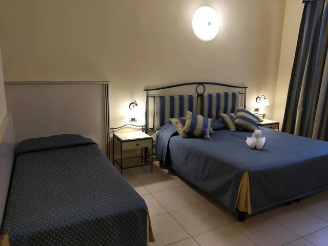 Standard, Triple, 1 Double and 1 Single Bed, Murphy Bed, Murphy Balcony، Hotel Lovere Resort And Spa 3/8
