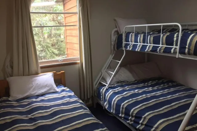 كوخ بسرير بطابقين وسرير كوين بغرفتي نوم، Gumnut Cottage 2/3