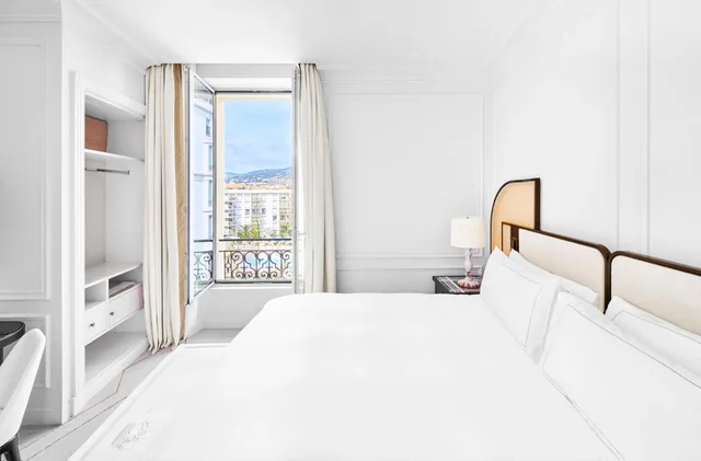 جناح بسرير كينج بإطلالة على الحديقة بغرفة نوم واحدة مع أريكة، Carlton Cannes, a Regent Hotel 1/2