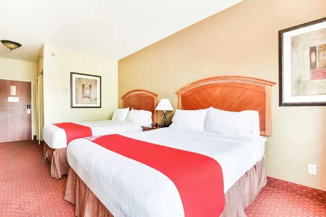 2 Queen Bed, Oyo Townhouse Oklahoma City Airport 2/7