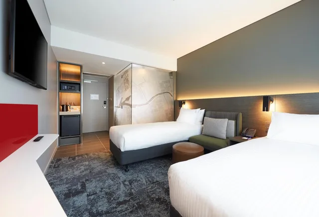 غرفة قياسية بسرير كينج وسرير كوين في طابق مرتفع، Holiday Inn Express Melbourne Southbank 4/10
