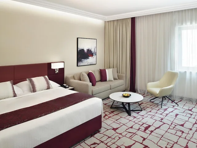 غرفة ديلوكس بسرير كينج، Movenpick Bur Dubai 1/8