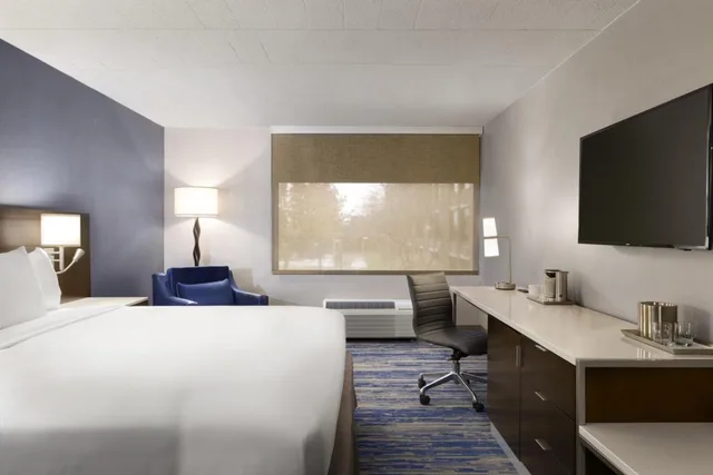 غرفة ركنية بسرير كينج مع أريكة، Skyline Hotel Detroit Airport, SureStay Collection by BW 1/1