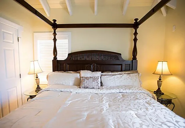 Classic, Cabin, Queen Bed, Ocean Front, Sofa، Chenay Bay Beach Resort 1/1