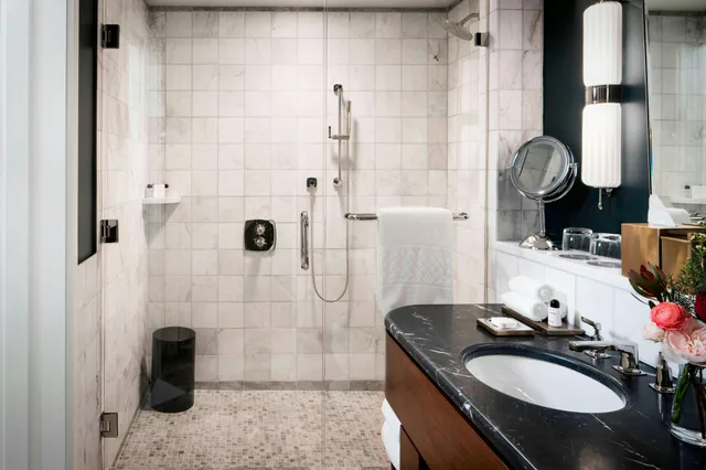 Room, King Bed, PERRY LANE HOTEL, A LUXURY COLLECTION HOTEL, SAVANNAH 3/5