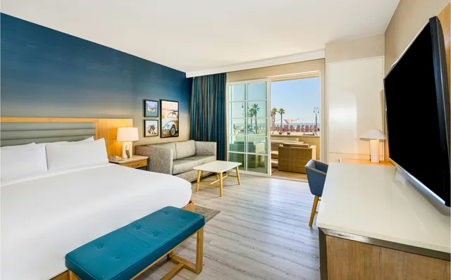 Fireside, King Bed, Partial Ocean View، Inn at the Pier Pismo Beach 2/5