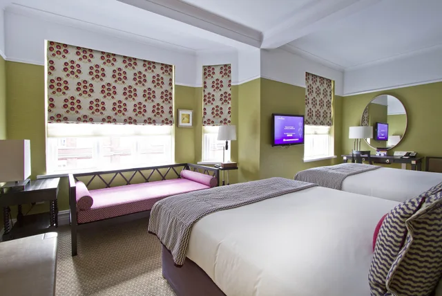 غرفة عائلية بسريرين كوين بإطلالة على الفناء، ST ERMINS HOTEL 7/9