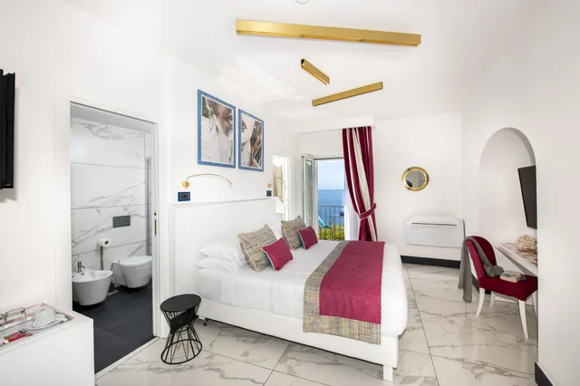 غرفة تنفيذية بسريرين منفصلين بإطلالة على البحر مع أريكة بحوض جاكوزي، Positano Art Hotel Pasitea 7/10
