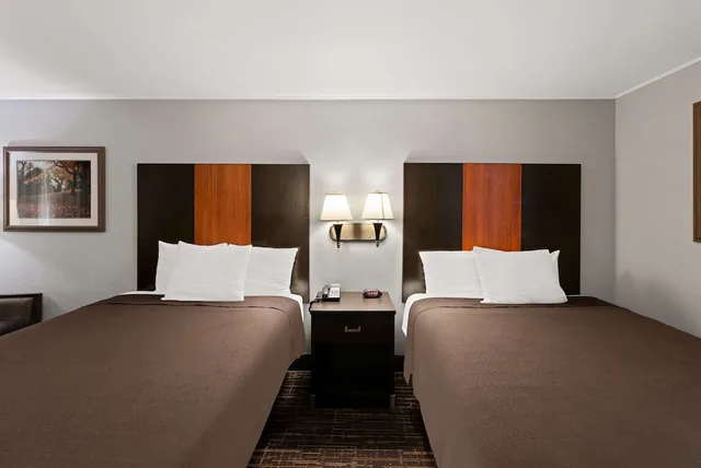غرفة قياسية بسريرين كوين للمدخنين، Best Western Executive Inn Grove City 2/7