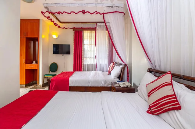 غرفة بسريرين منفصلين بشرفة، Desmond Tutu Guest House 3/8