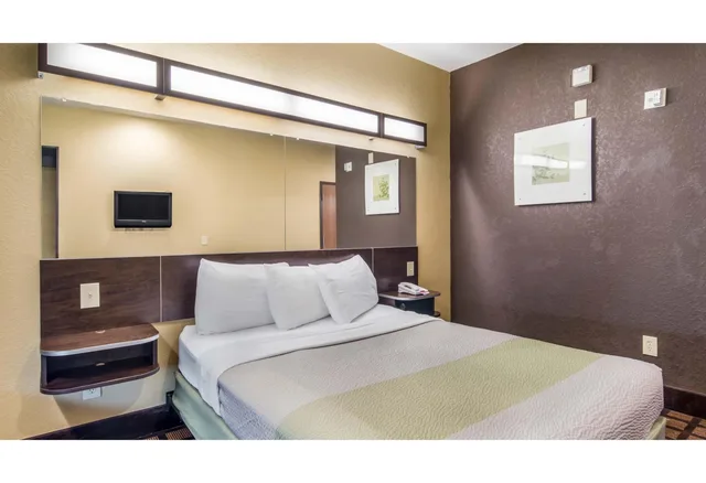 1 Queen Bed - Non-Smoking, Mini Fridge، Motel6 Canton GA 2/3