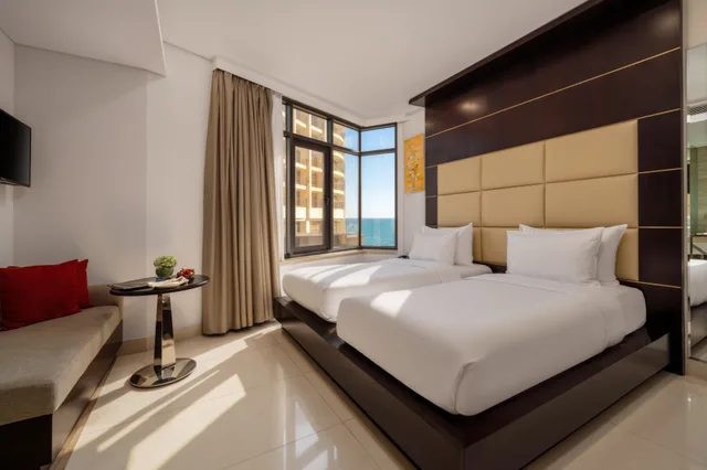 Senior, Deluxe, Twin Beds, Holiday Beach Hotel Danang 3/8