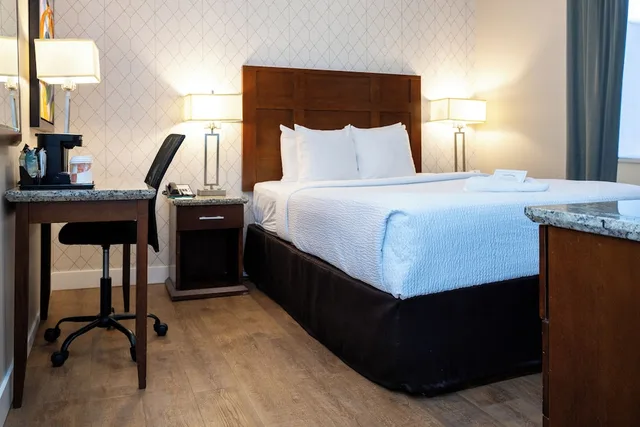غرفة قياسية بسرير مزدوج، Quality Inn & Suites Downtown Vancouver 2/5
