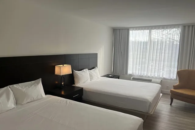 غرفة كلاسيكية رباعية بسريرين كوين، Travelodge by Wyndham Hotel & Convention Centre Quebec City 1/6
