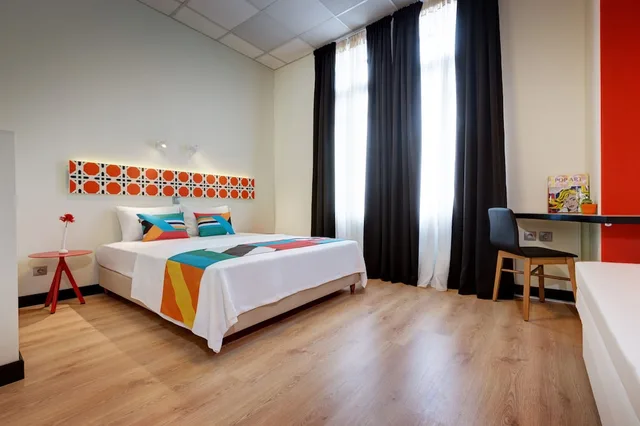 غرفة مريحة كومفورت بسرير كوين، Colors Central Ladadika 3/6