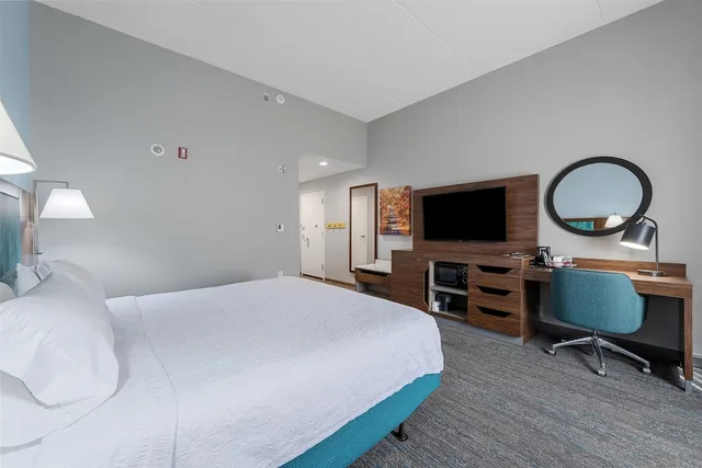 غرفة بسرير كينج مع أريكة بمطبخ صغير، Hampton Inn Front Royal 4/10