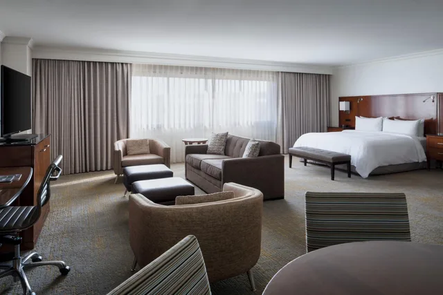 جناح جونيور عائلي بسرير كينج مع أريكة، Marriott Los Angeles Burbank Airport 1/3