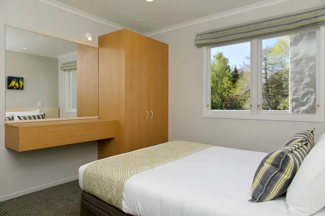 2 Bedrooms, Apartment, 1 Single and 2 Queen Beds, Lake View، Anchorage Resort 2/4