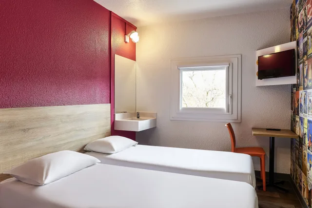 Car, Double Bed, Side View، F1 Hotel Bordeaux Ville 1/7