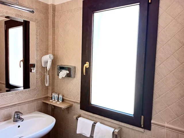 غرفة ثلاثية بسرير كوين وسرير فردي بشرفة، Hotel Riviera Fiumicino 2/2