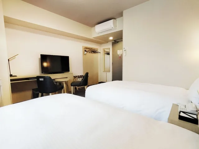 غرفة بسريرين منفصلين للمدخنين، HOTEL ROUTE INN TAKAOKA EKIMAE 4/7
